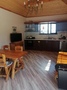 Una sala de estar con una mesa y una cocina. en Mardakan Green Village, en Baku