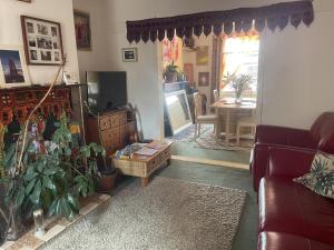 a living room with a couch and a table at Glastonbury 2-Bed House Sleeps 6 & Pet Friendly in Glastonbury