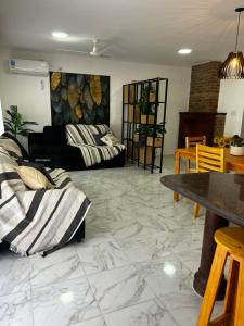 玛利亚镇De la Torre Apart Villa María的客厅里有一张沙发和一张桌子。