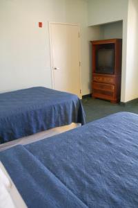 Postel nebo postele na pokoji v ubytování Cocoa Beach Suites Hotel