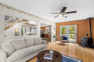 Φωτογραφία από το άλμπουμ του Mountain Retreat w HotTub, Spacious Deck & FirePit σε Great Cacapon
