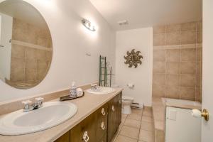 een badkamer met een wastafel, een toilet en een spiegel bij 881 L'APPARTEMENT FAMILIAL "Central" in Québec +16 foto's