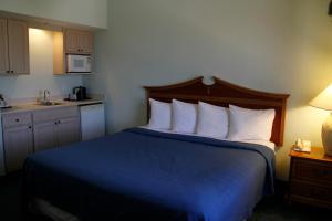 Kuchyň nebo kuchyňský kout v ubytování Cocoa Beach Suites Hotel
