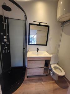 Ένα μπάνιο στο Maisonnette indépendante 48m2 , parking privé, calme & confort +7 φωτογραφίες