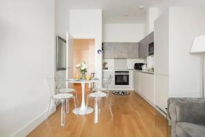 Η κουζίνα ή μικρή κουζίνα στο Superb 1-Bed Apartment in Hertfordshire +18 φωτογραφίες