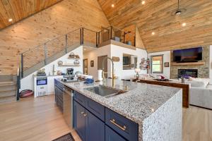 Dapur atau dapur kecil di Blue Ridge Mountain-View Cabin with Hot Tub and Deck!