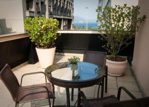 a balcony with a table and chairs and a window at Hotel Regina Rio de Janeiro in Rio de Janeiro