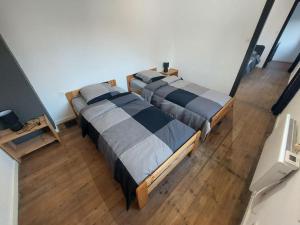 an overhead view of two beds in a room at Maison au calme in Tenbrielen