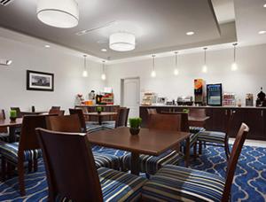 ห้องอาหารหรือที่รับประทานอาหารของ Hawthorn Suites by Wyndham San Angelo