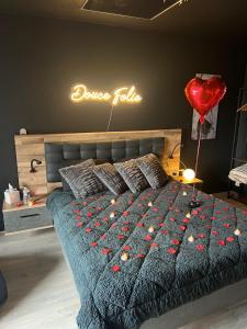 Postel nebo postele na pokoji v ubytování Douce Folie romantique