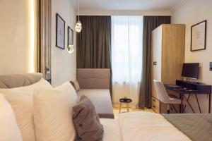 a hotel room with a bed and a desk at SchillerApartment Hof, Küche, 24h Digital-Checkin, Parkplatz, WLan250MBit in Hof