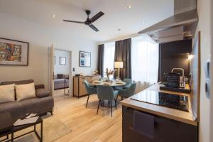 a kitchen and living room with a couch and a table at SchillerApartment Hof, Küche, 24h Digital-Checkin, Parkplatz, WLan250MBit in Hof