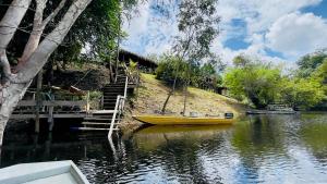 a yellow boat in the water next to a dock at Cabana Nativa Paraíso in Careiro +15 photos