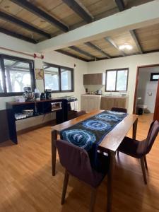 comedor con mesa y cocina en La Casona entre el Bosque, en Guatemala