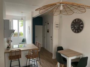 Kuchnia lub aneks kuchenny w obiekcie Le P'tit Montjoux - Appart avec Jardin proche gare
