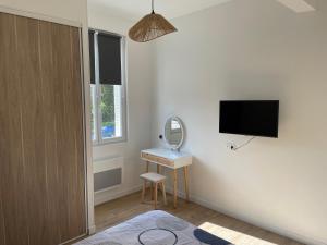 Telewizja i/lub zestaw kina domowego w obiekcie Le P'tit Montjoux - Appart avec Jardin proche gare
