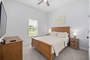 Un dormitorio con una cama, una cómoda y un televisor. en Jax Beach Getaway 5 Minute Walk to the Waves, en Jacksonville Beach