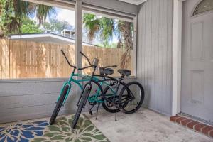 Una bicicleta estacionada en un porche junto a una ventana. en Jax Beach Getaway 5 Minute Walk to the Waves, en Jacksonville Beach