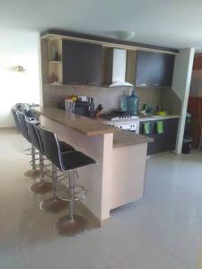 cocina con barra y taburetes en ideal para vacaciones o trabajo, en Cumaná