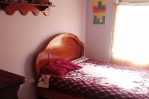 1 cama con cabecero acolchado en una habitación en ideal para vacaciones o trabajo, en Cumaná