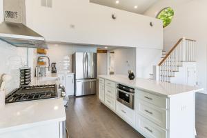 una cucina con mobili bianchi e un frigorifero di Waterfront Roque Bluffs Hideaway with Private Beach a Machias