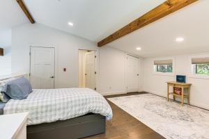 una camera con pareti bianche e un letto in una stanza di Waterfront Roque Bluffs Hideaway with Private Beach a Machias