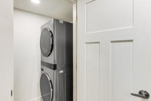 due lavatrici in una cucina accanto a una porta di Waterfront Roque Bluffs Hideaway with Private Beach a Machias