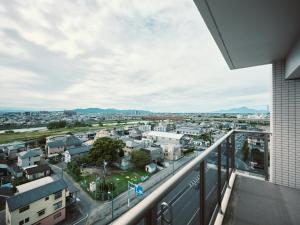 熊本市にあるintro vetta 1002 Free Private saunaの建物のバルコニーから見た街の景色