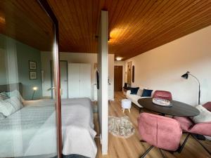 a bedroom with a bed and a table and a couch at Ferienapartment Buchenberg in Halblech