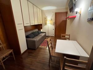 a living room with a couch and a table at Sestriere monolocale in Sestriere