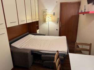 a hospital room with a bed and a chair at Sestriere monolocale in Sestriere