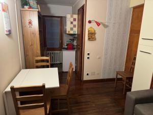 a kitchen and dining room with a table and chairs at Sestriere monolocale in Sestriere