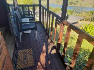 een terras met stoelen en uitzicht op een meer bij Entendeni Lodge SelfCatering in Inanda +27 foto's