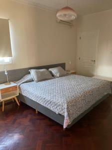 ein Schlafzimmer mit einem Bett, einem Tisch und einer Lampe in der Unterkunft Cálido departamento centrico. in Barraquero