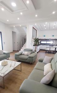DjerbaにあるVilla avec piscine, 3 suites, 6lits, à 3min de la plageのソファとコーヒーテーブルのあるリビングルーム