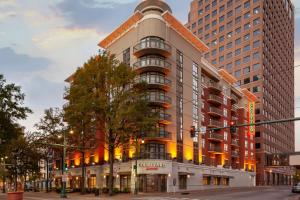 メンフィスにあるCourtyard Memphis Downtownの信号のある街路の高い建物