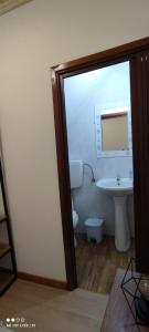 un bagno con lavandino, WC e specchio di Casa da Torre a Penela