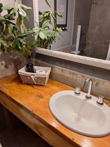 ビージャ・セラニタにあるPosada Del Angelの洗面台と鏡を備えたバスルームのカウンター +37枚の写真