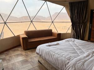 En eller flere senge i et værelse på Bright Stars Camp