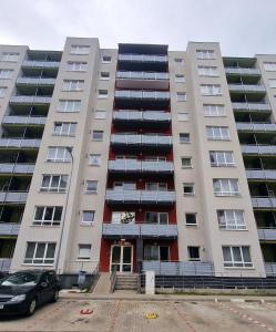 een groot appartementencomplex met een auto voor de deur bij Sophia Home 2 in Braşov +40 foto's