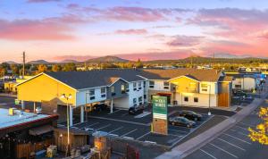 ウィリアムズにあるThe Ellsworth Hotel, Ascend Hotel Collectionの小さな町の空中を望む駐車場