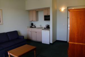 Kuchyň nebo kuchyňský kout v ubytování Cocoa Beach Suites Hotel