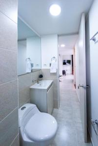 锡卡西亚Piso en el Quindío, apartamento de lujo的配有马桶、水槽和镜子的浴室