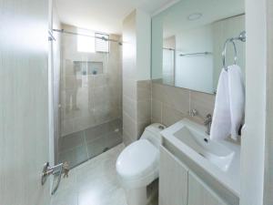 锡卡西亚Piso en el Quindío, apartamento de lujo的带马桶和水槽的白色浴室 更多30张照片