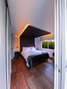 Piso en el Quindío, apartamento de lujo客房内的一张或多张床位