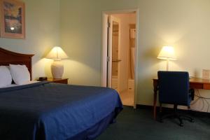 Postel nebo postele na pokoji v ubytování Cocoa Beach Suites Hotel