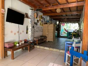 a living room with a tv on the wall at Wiracocha Hostal Máncora in Máncora