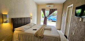 マナウスにあるVila Boulevard Aconcheganteのベッドルーム1室(大型ベッド1台、窓付)