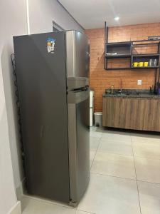 Un refrigerador de acero inoxidable en una cocina. en Flat indians Parque das nacoes indigenas, en Cuiabá 9 fotos más