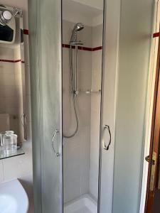 une douche avec une porte vitrée dans une salle de bain dans l'établissement Andromeda Holiday 1 A, à Gênes